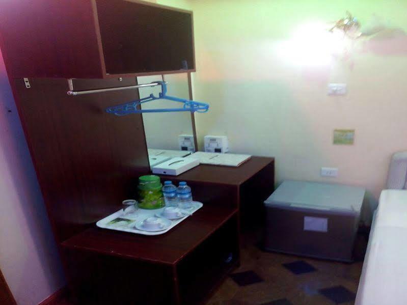 New Golden Forward Hotel Янгон Екстериор снимка