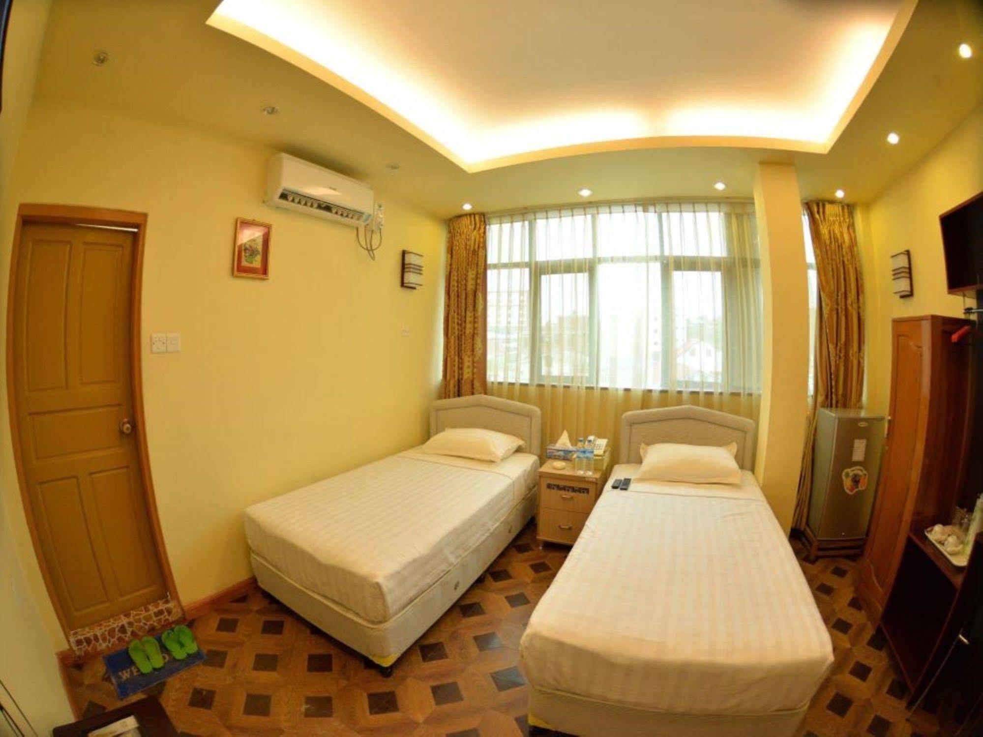 New Golden Forward Hotel Янгон Екстериор снимка