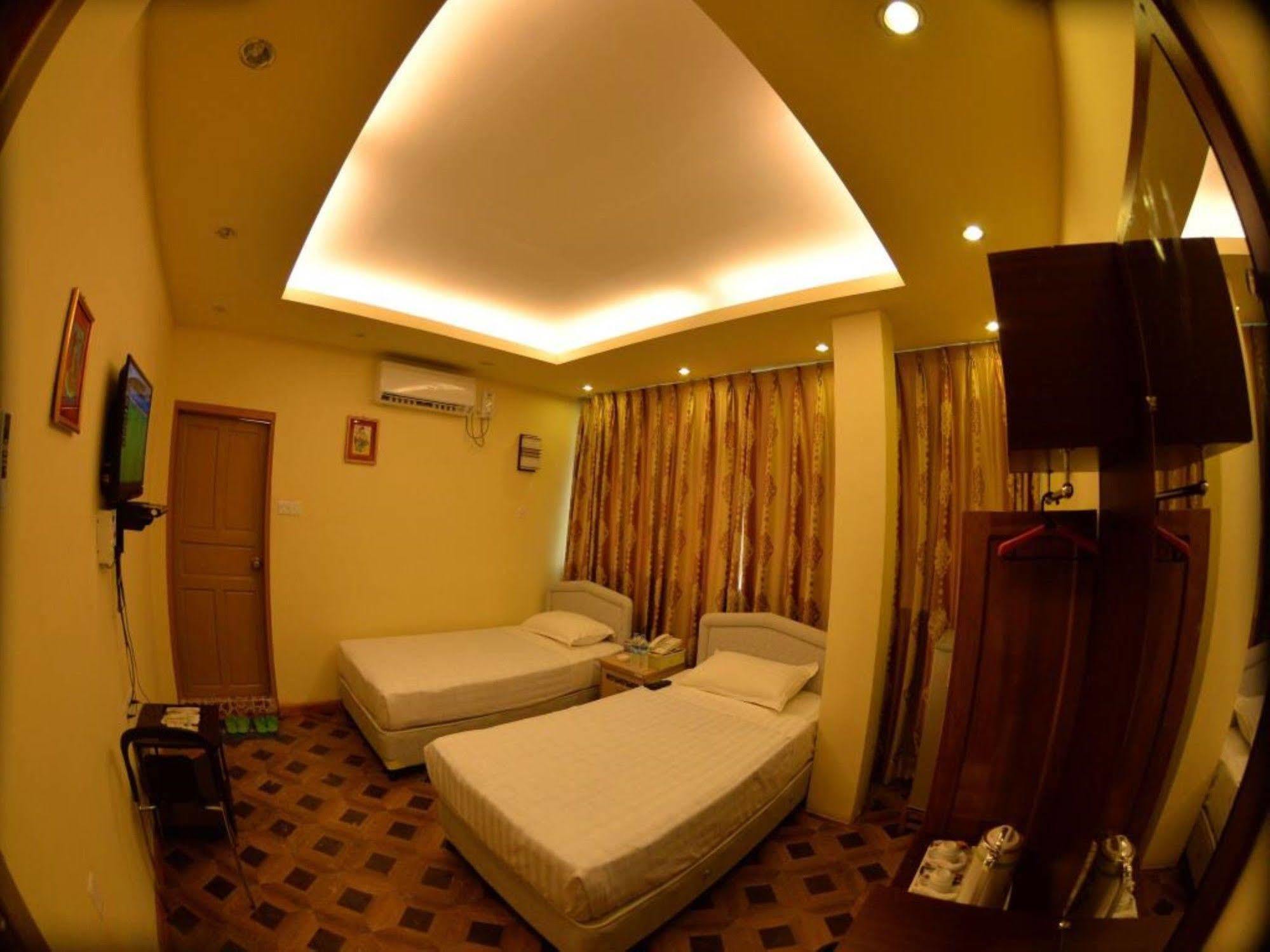 New Golden Forward Hotel Янгон Екстериор снимка