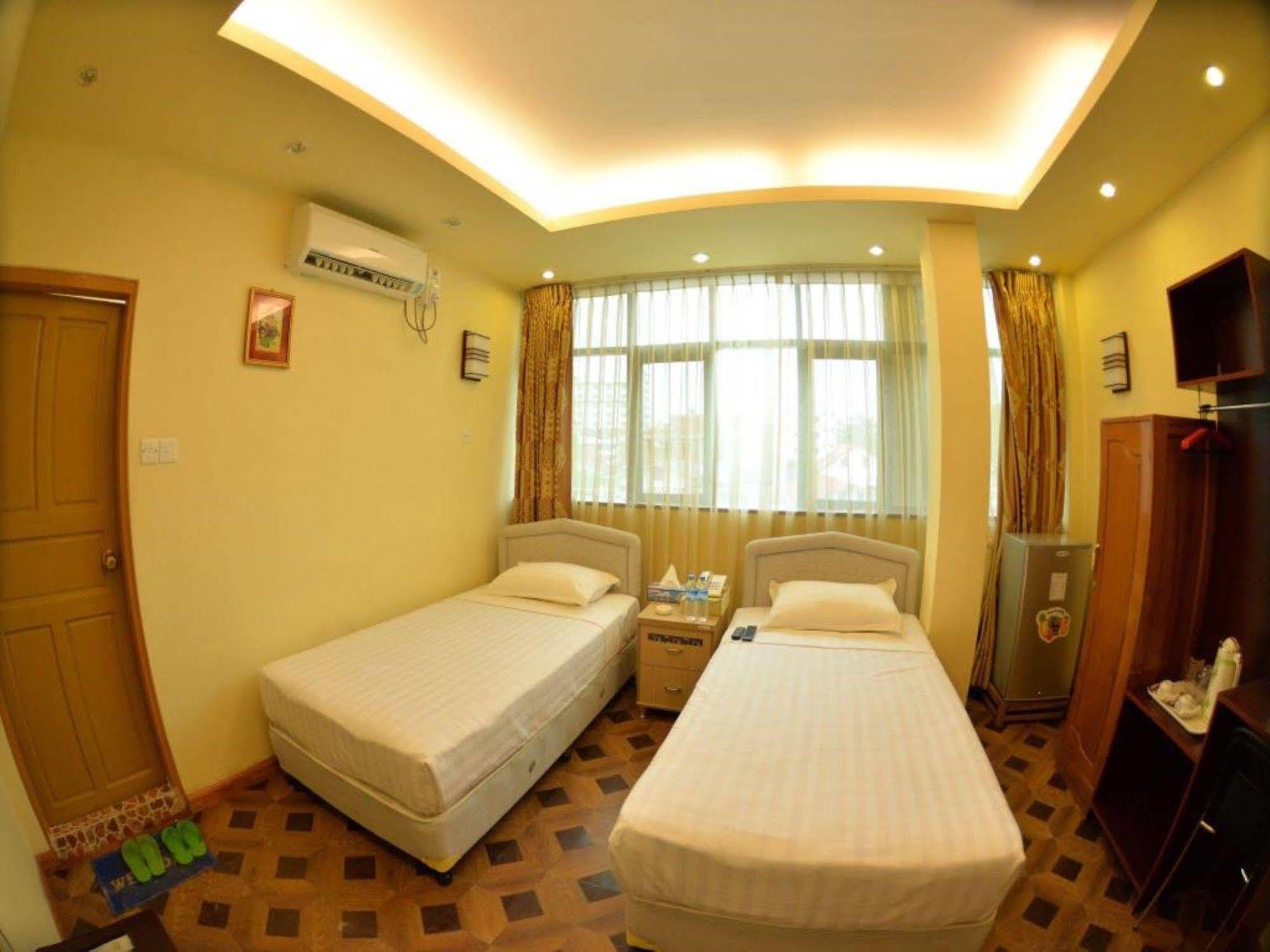 New Golden Forward Hotel Янгон Екстериор снимка