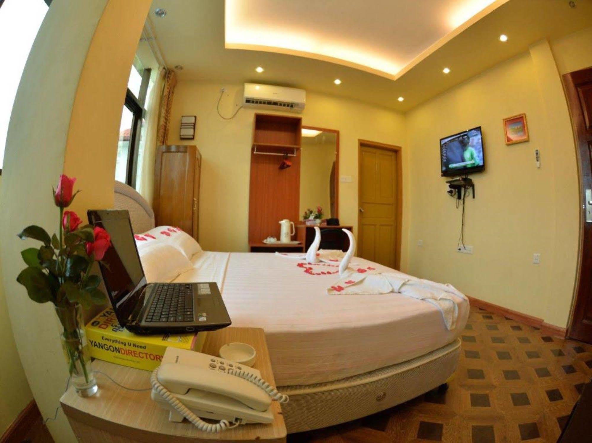 New Golden Forward Hotel Янгон Екстериор снимка