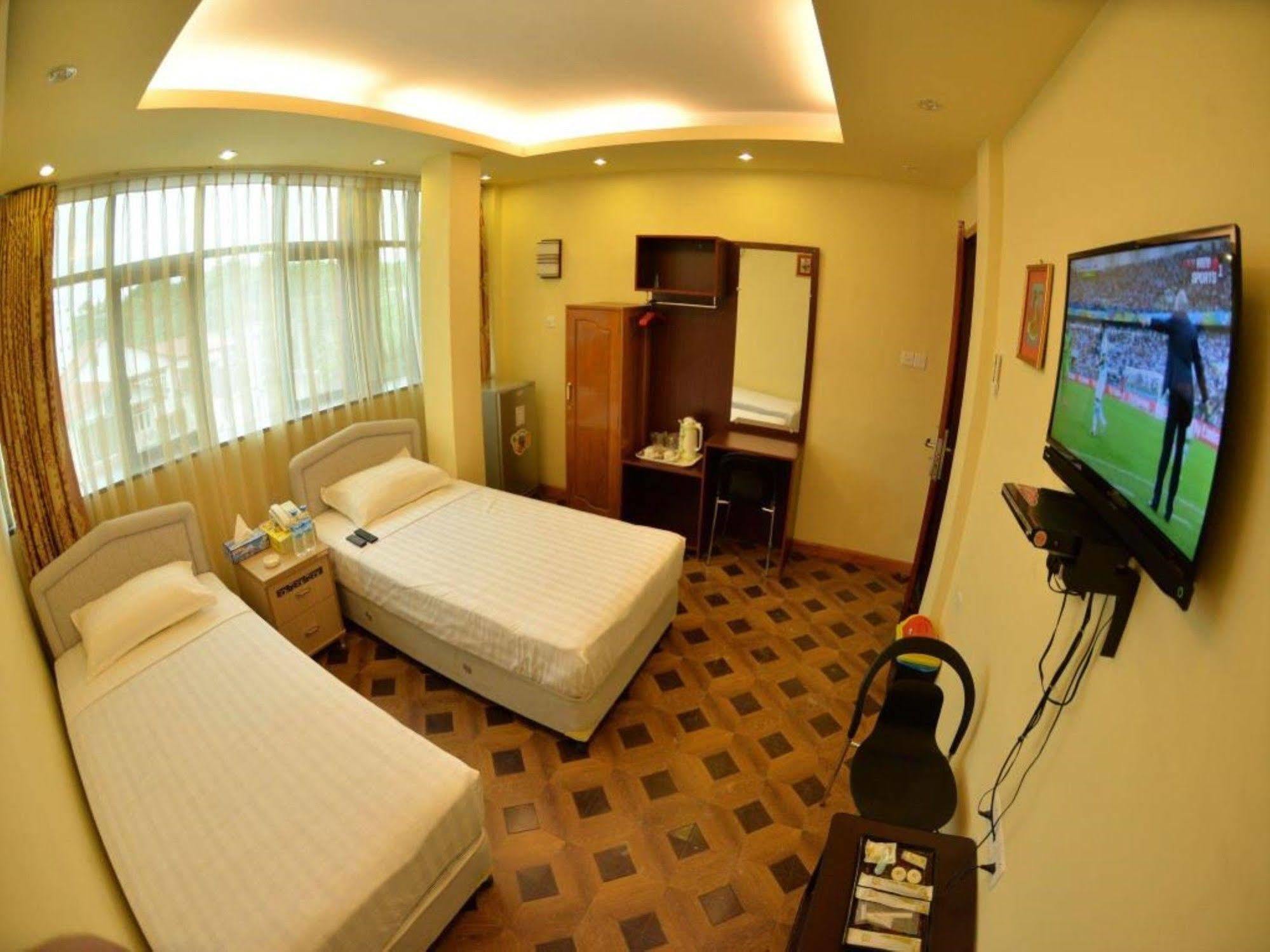 New Golden Forward Hotel Янгон Екстериор снимка